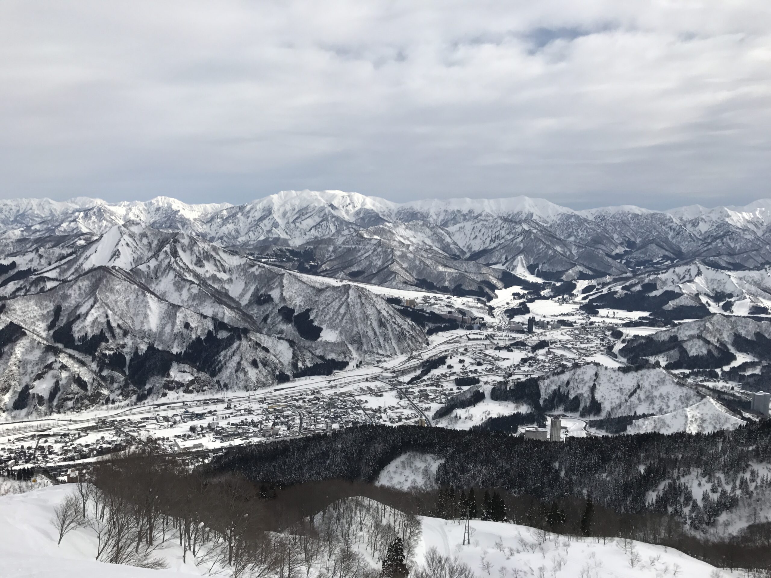 新潟県湯沢町の温泉街の雪景色