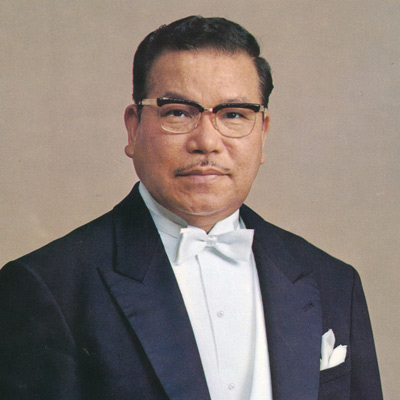 古賀政男、昭和期の代表的作曲家であり、ギタリスト。国民栄誉賞受賞者1904年～1978年（74歳没）
