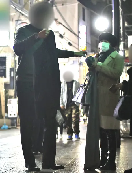 浅野ゆう子の画像㊹2018年（58歳）旦那さんとお母さんのお店の前で