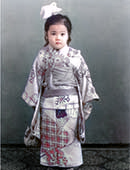 浅野ゆう子の3歳の時の写真です。3歳ですから七五三の写真でしょうか。