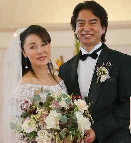 浅野ゆう子は、一般男性の装飾会社社長と結婚されています。ハワイで結婚式の写真です。この時初めて旦那様の素顔が披露されています。