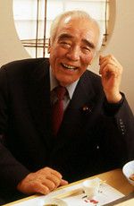 石井一、政治家1934年8月17日生まれ