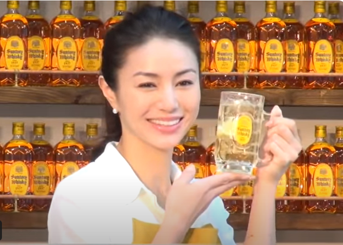 井川遥さんが、六本木の特設バーでサントリーウイスキー角瓶を紹介しています。