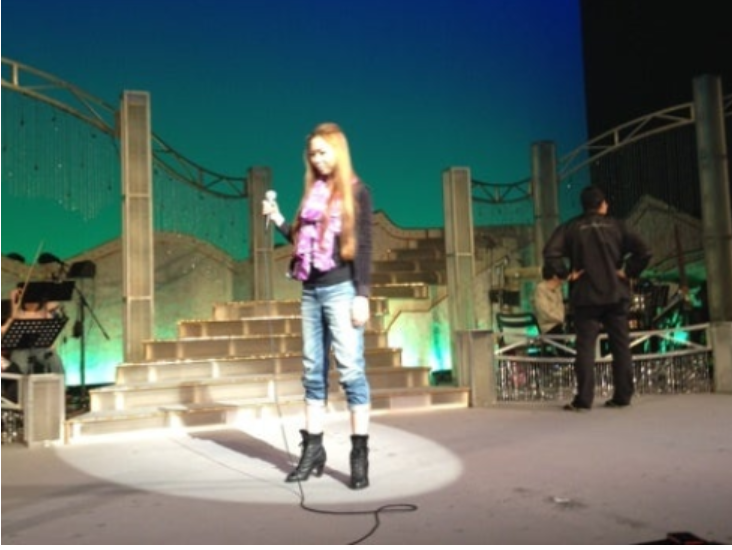 茨城県常陸大宮市で開催された、八代亜紀さんのコンサートで歌うミレアさん、