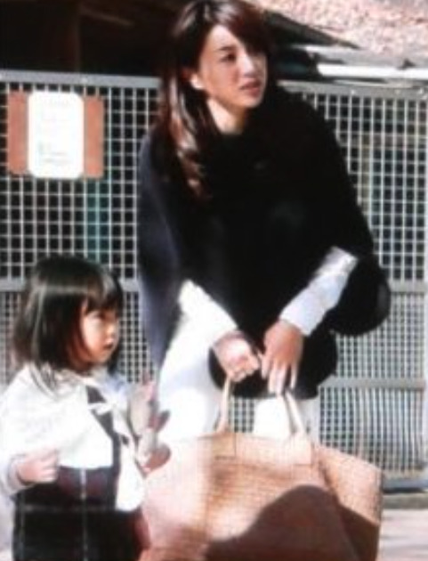 井川遥と長女のお子さん、ママそっくりのかわいい女の子