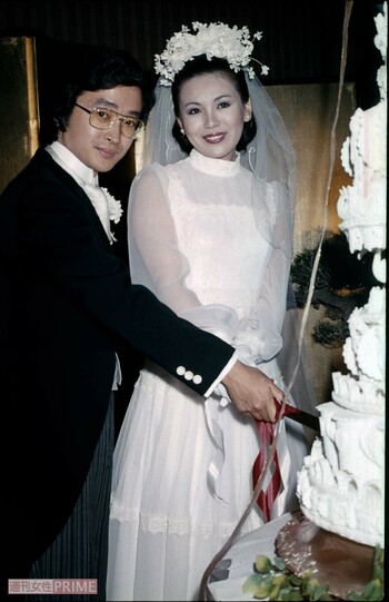 上沼恵美子と上沼真平さんは1977年5月22日に大阪プラザホテルで結婚式を挙げています。新郎35歳、新婦27歳