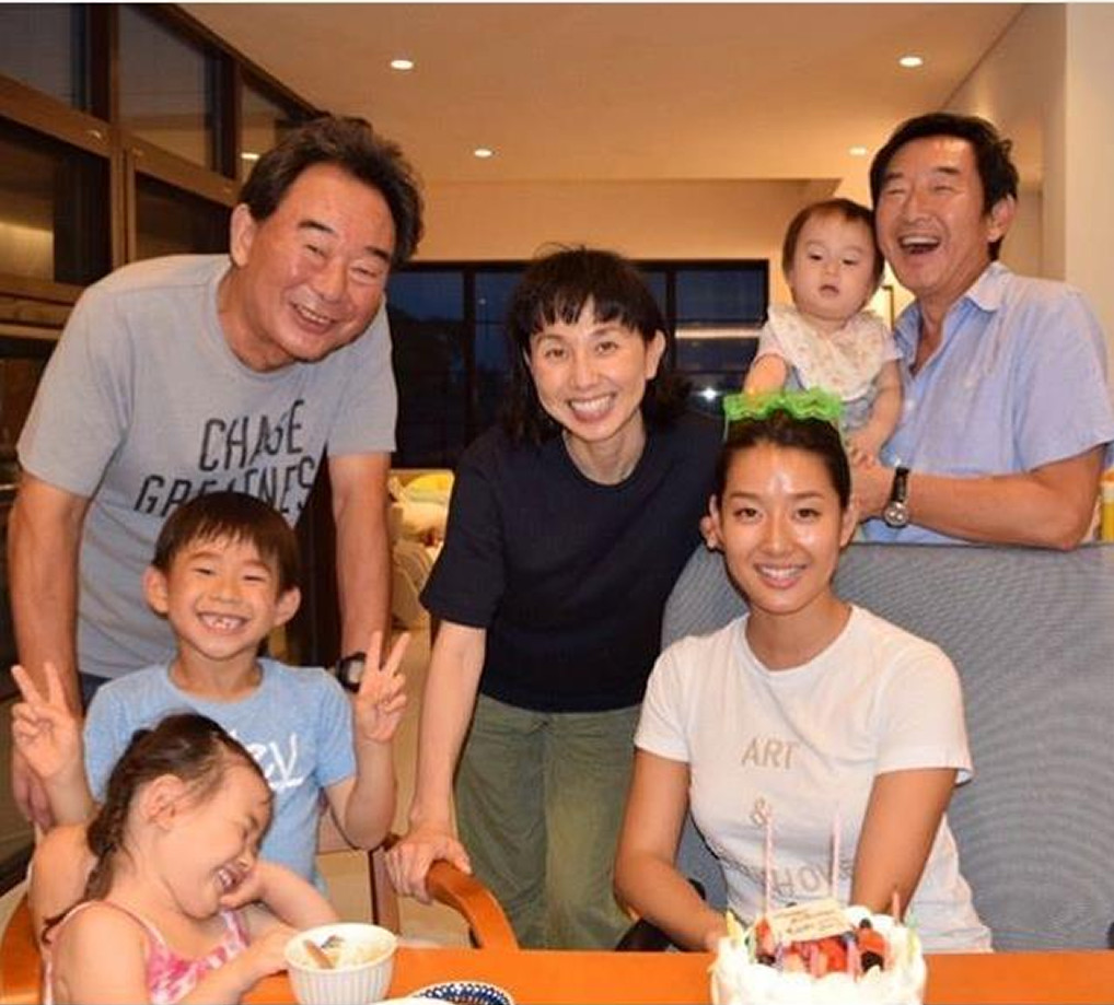 すみれさんの29歳の誕生日で、東野修さん、理子さん、純一さん、3人の子供たち