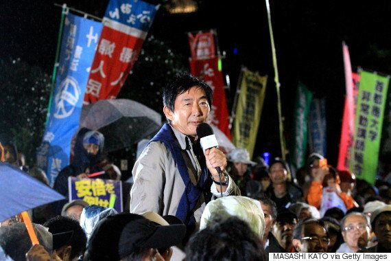 2015年に石田純一さんは安保関連法案の抗議集会に参加して国会前で演説しています。