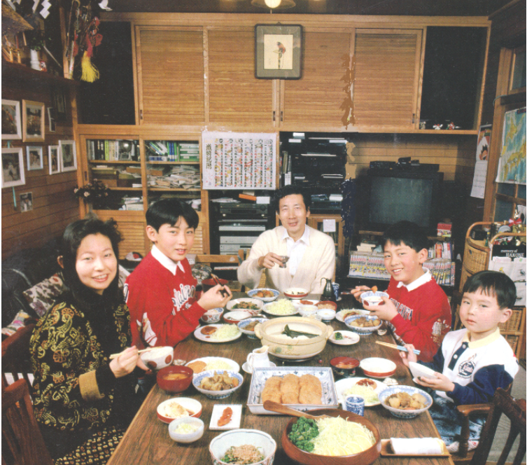 平成4年の横須賀・小泉家の食卓風景。左から小泉純一郎さんの妹の純子さん、長男の孝太郎くん、小泉純一郎さん、次男の進次郎君（小学4年）純子さんの長男純樹くん