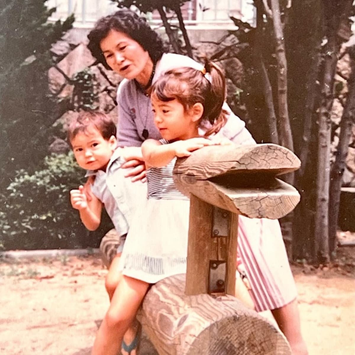 母親の奈緒子さんと幼少期の画像㊴クリステルと弟のロラン