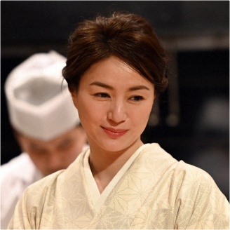 井川遥の画像(44歳）小料理屋女将・智美（ともみ）役