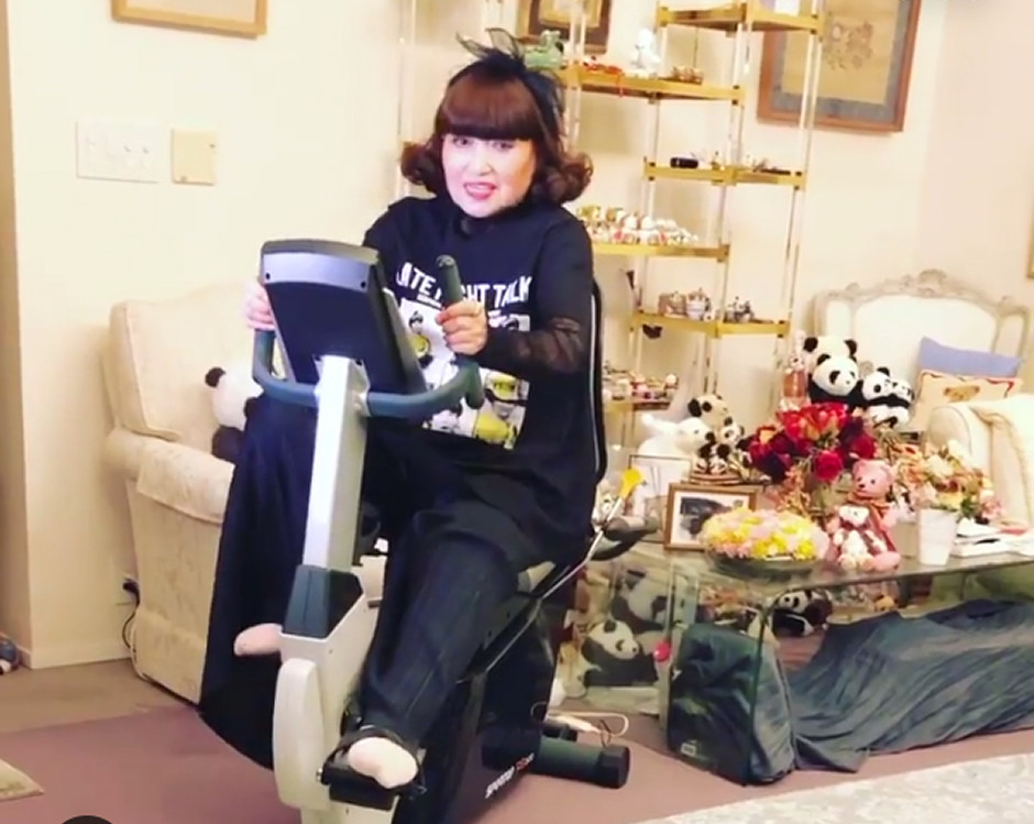 黒柳徹子の画像2020年(86歳)自宅でトレーニングしていることを公開