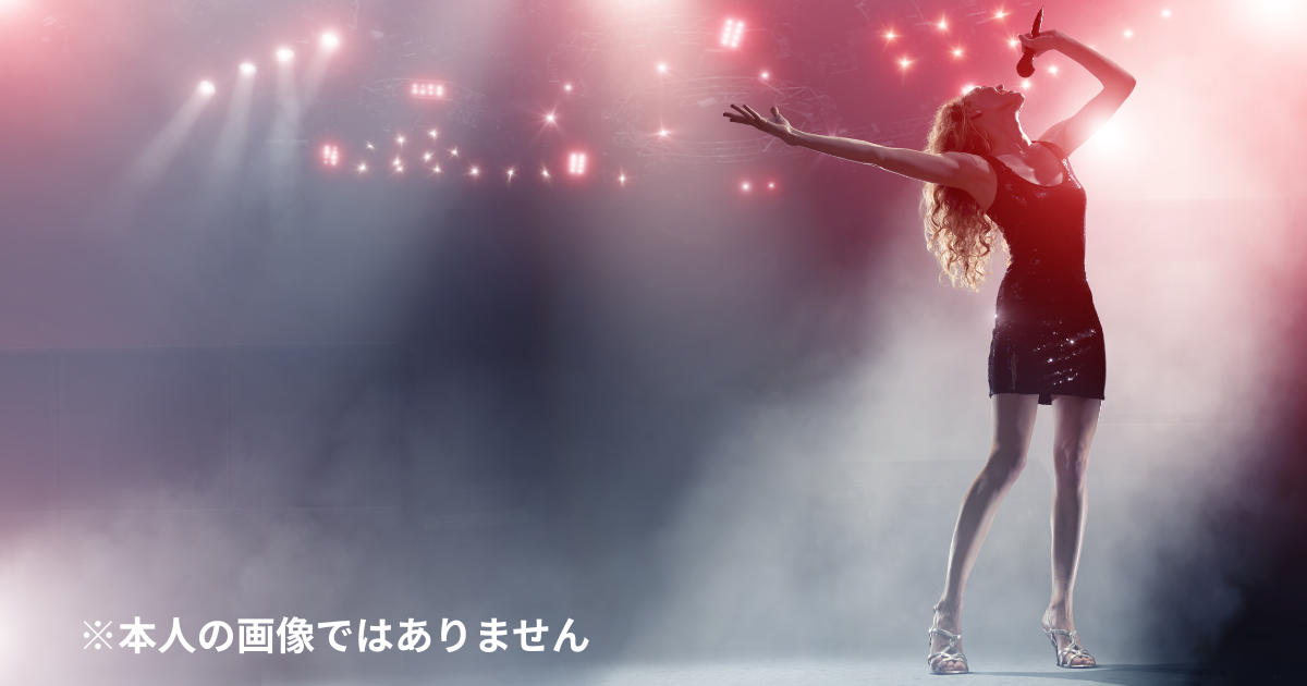ステージで歌う女性歌手の姿(中山美穂のライブイメージ)