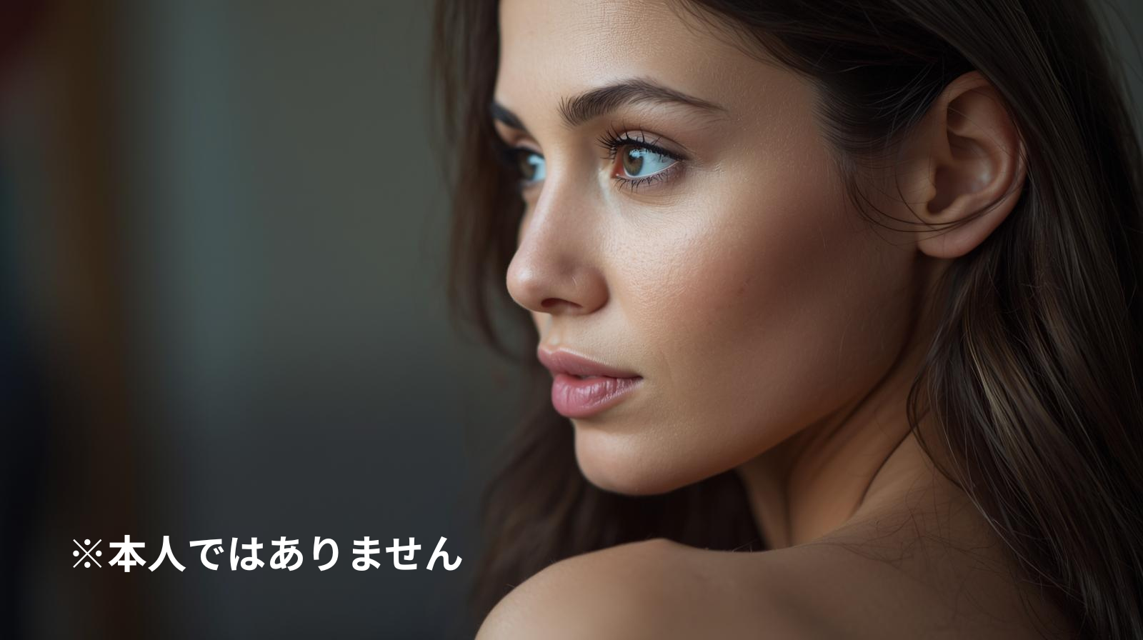 振り返りの途中の横顔。篠原さんは「視線 → 顎 → 上体」の順に振り返るので、 一瞬の驚き顔でも品が保たれて見えます。