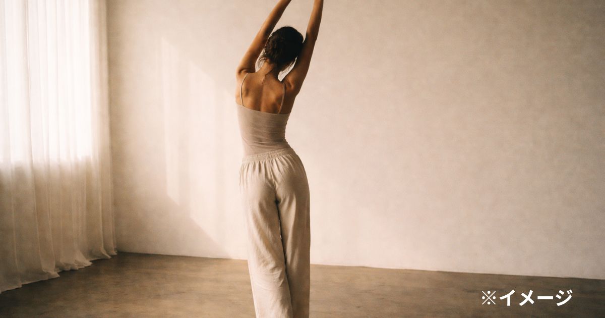 ストレッチしている女性