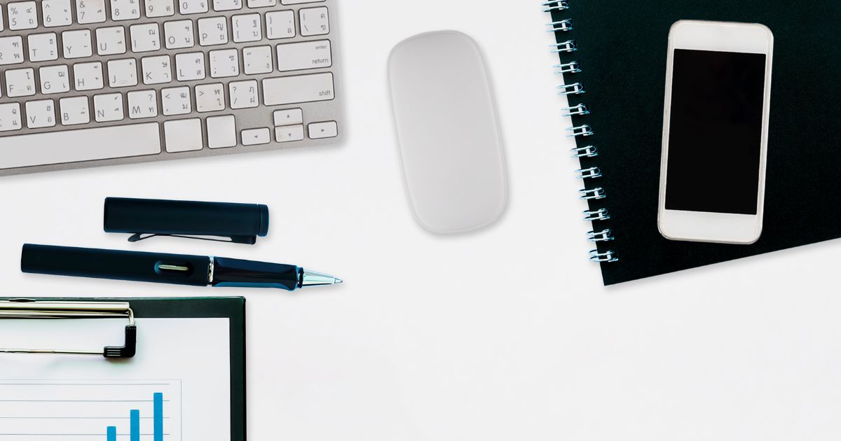 白背景のテーブルに、メモ帳・ペン・スマホ・プロフィール用紙が置かれている