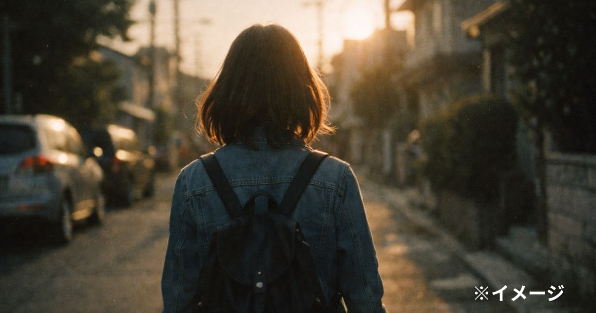 夕暮れ時の街並みを歩く