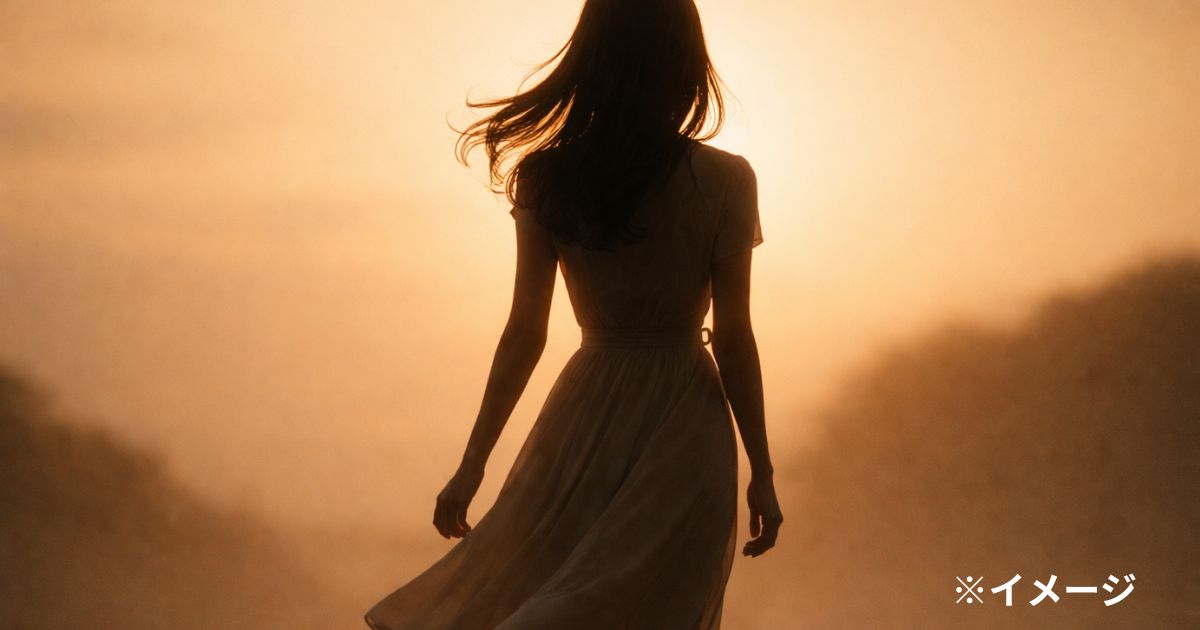 夕日の中を歩く女性