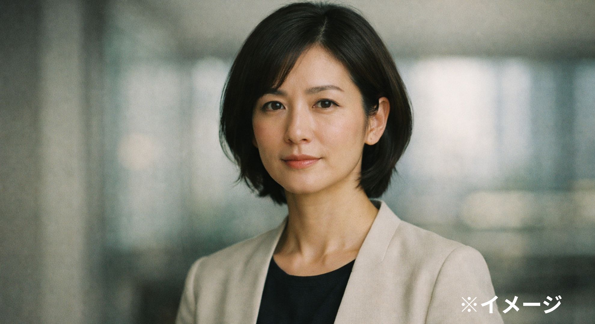 落ち着いた表情のビジネスパーソン