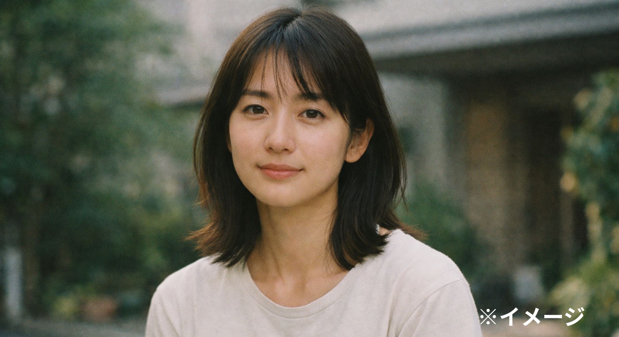 穏やかな微笑みの女性