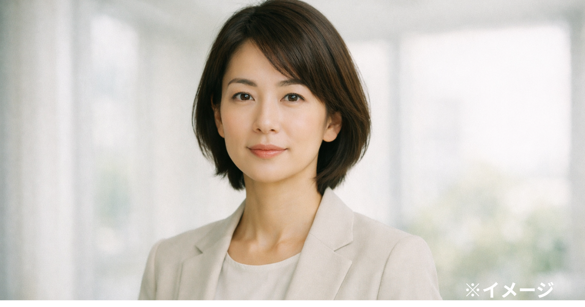 落ち着いた微笑みの女性