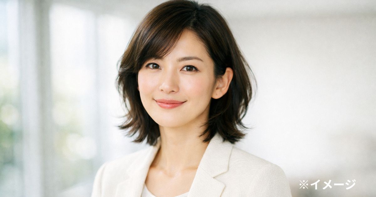 優雅な微笑みの女性