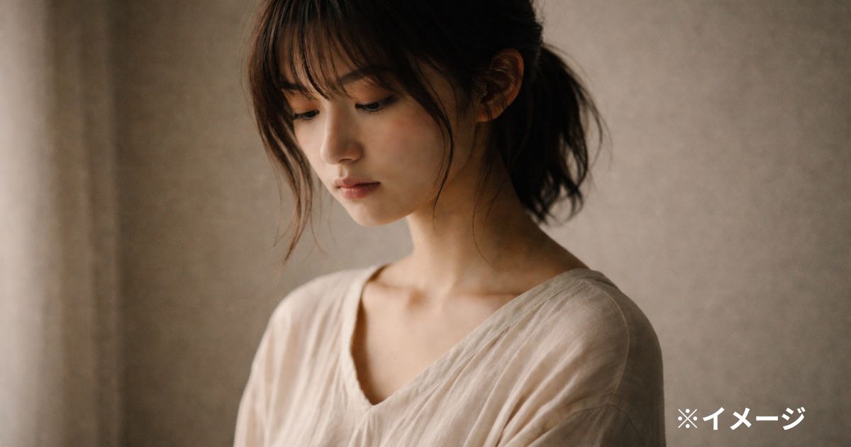  静かな瞑想に浸っている女性