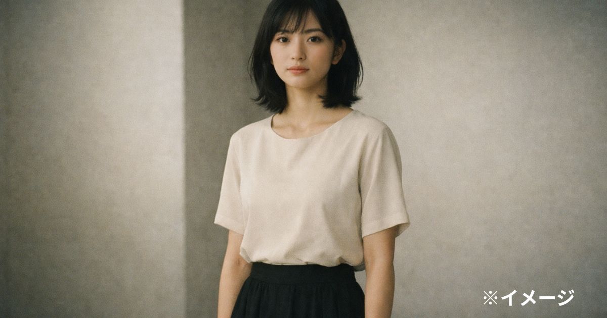 女性が静かに立っている