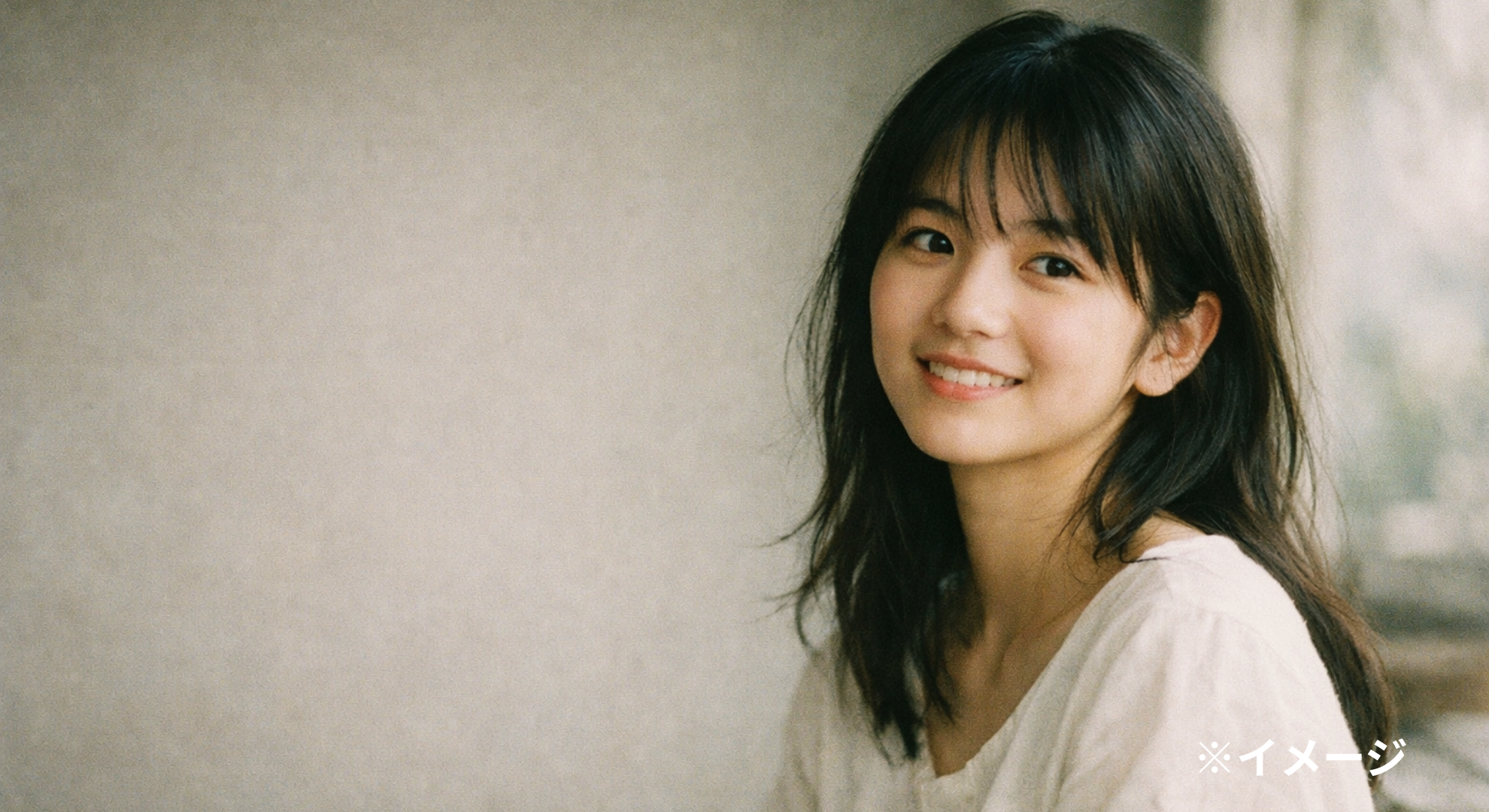 優しい微笑みの少女イメージ
