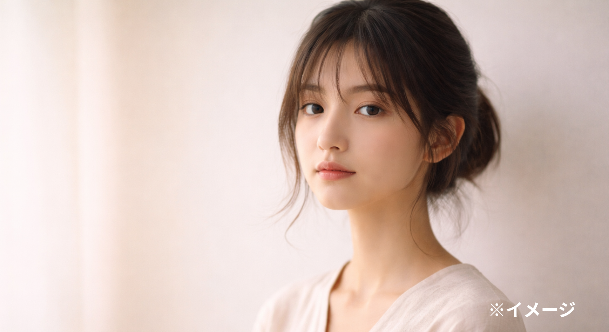 穏やかな表情の女性ポートレート