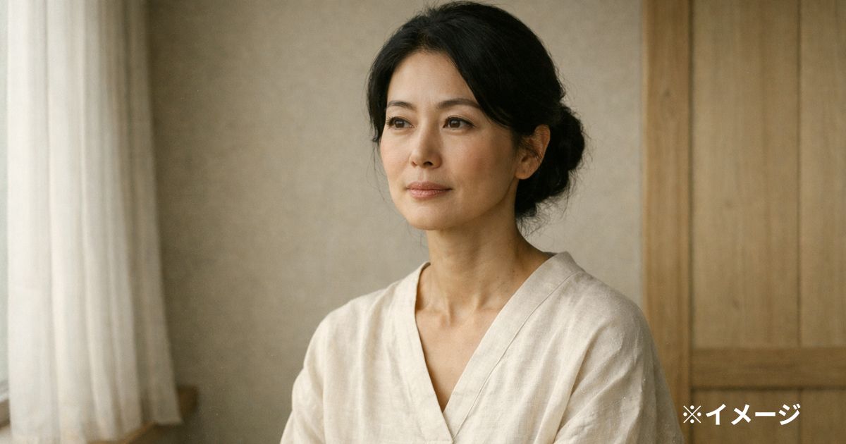消えない存在感を象徴する静かな佇まいの女性