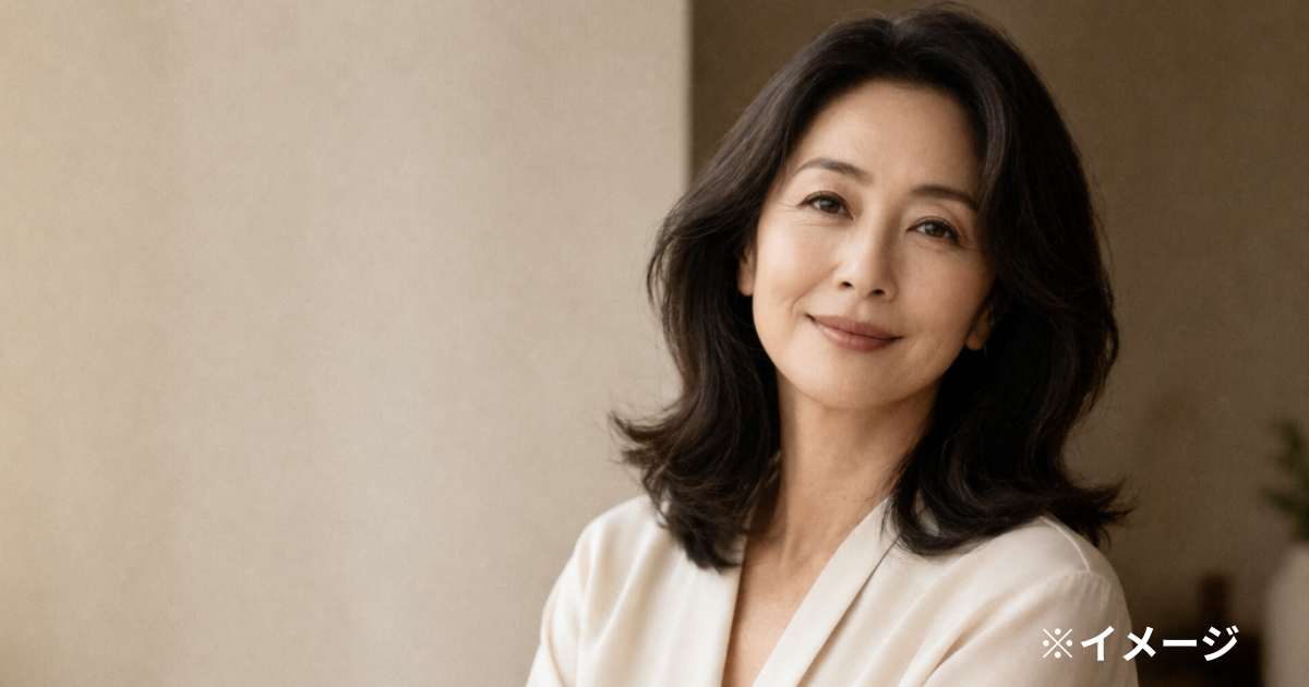 年齢を重ねても透明感を保つ女性をイメージした落ち着いたポートレート