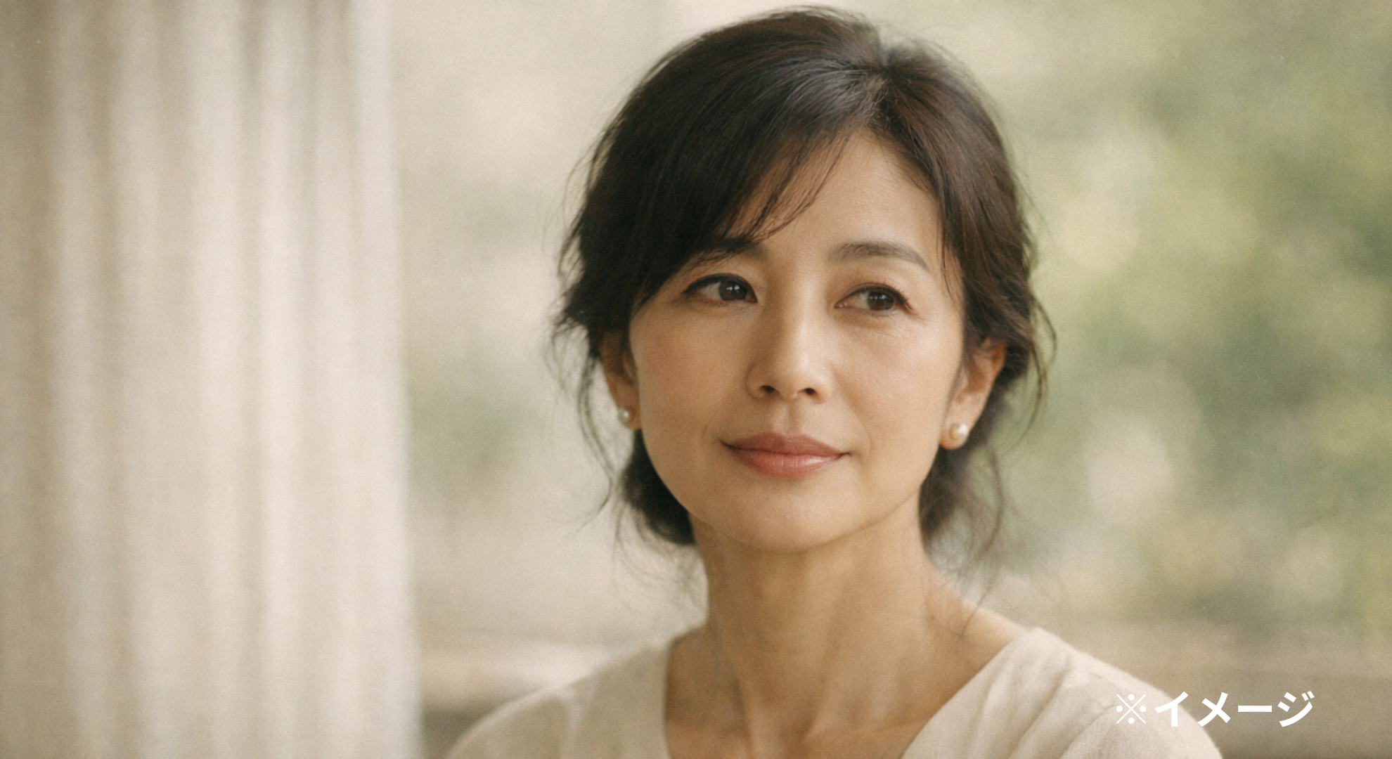 穏やかな微笑みの女性（イメージ）