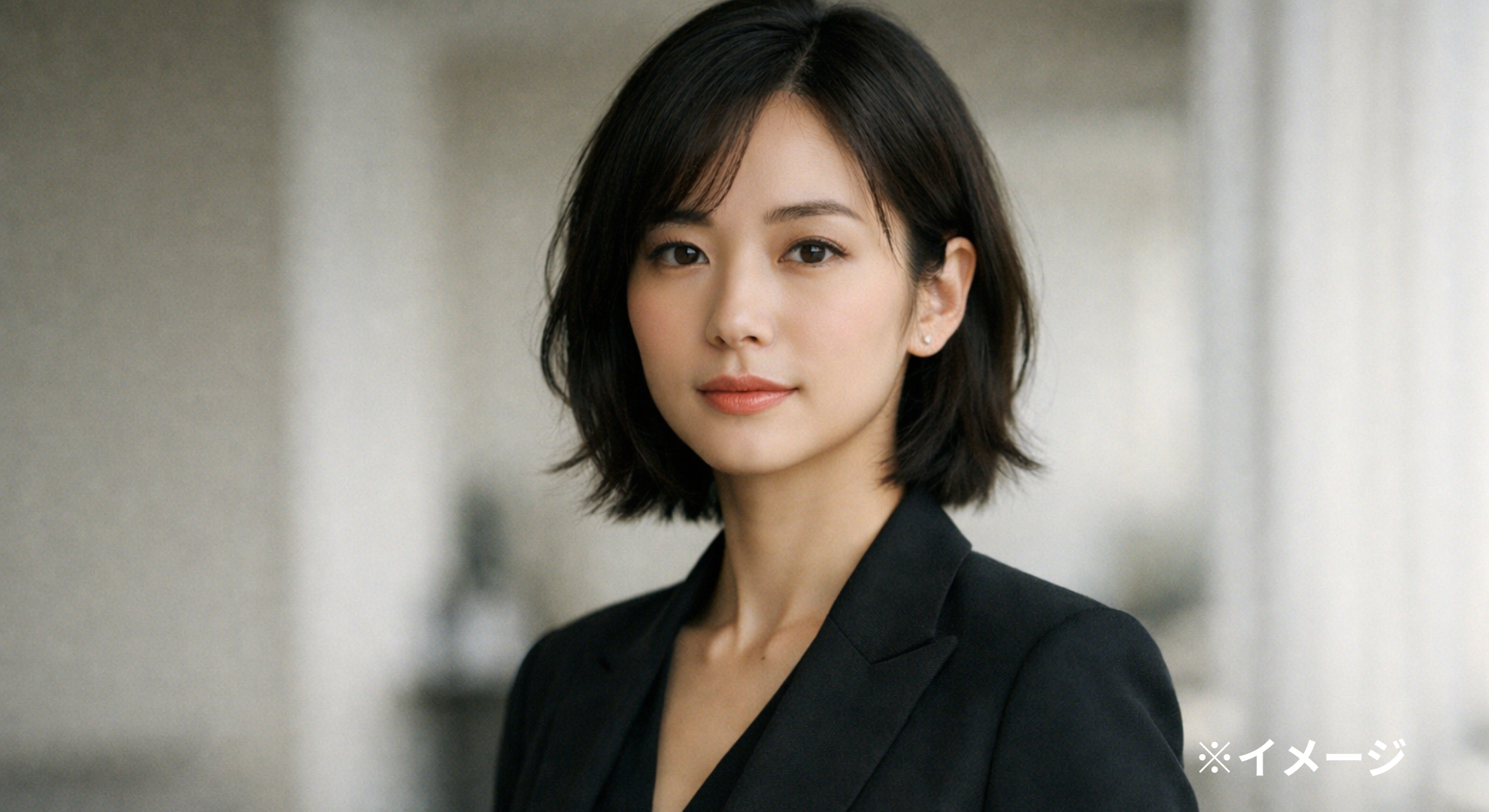 菜々緒 年収をイメージしたクールで知的な女性像