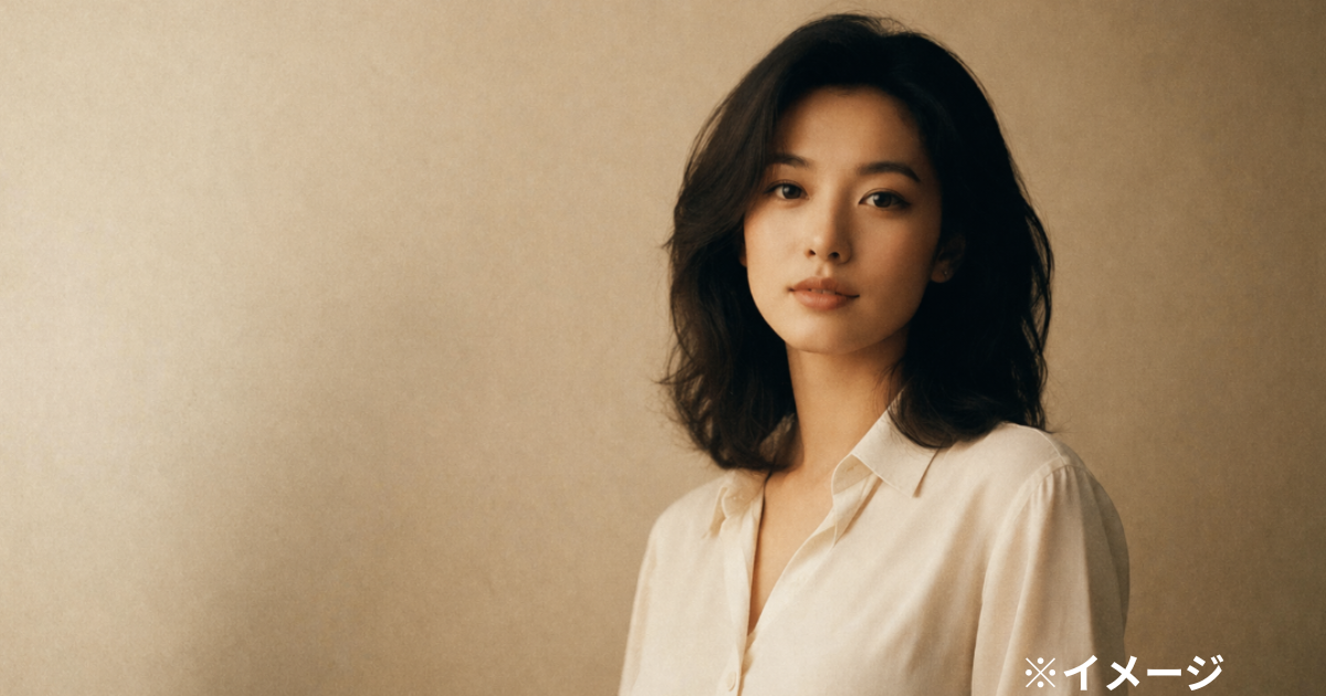 90年代のナチュラルな美しさを象徴する上品な女性イメージ